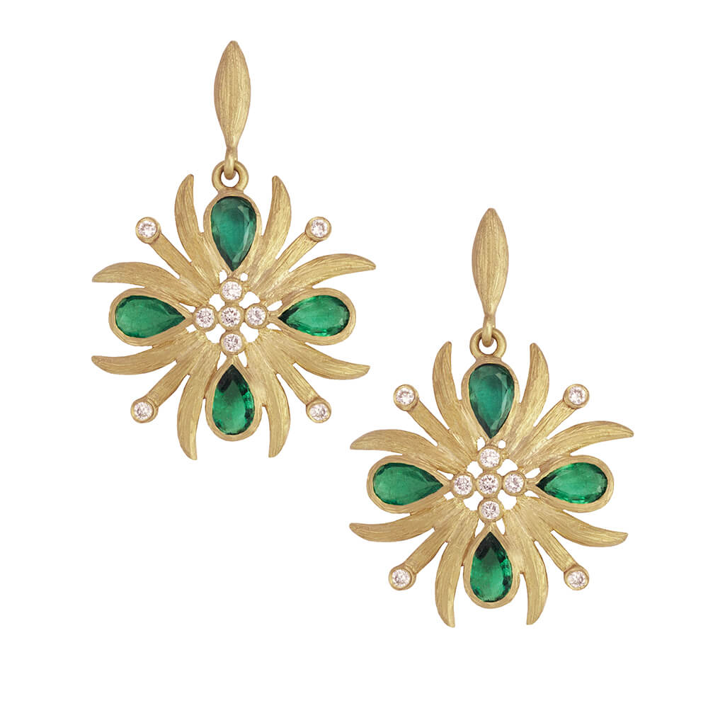laurie-kaiser_LK5411_emeralds-earrings-with-white-brilliant-diamonds-in-yellow-gold