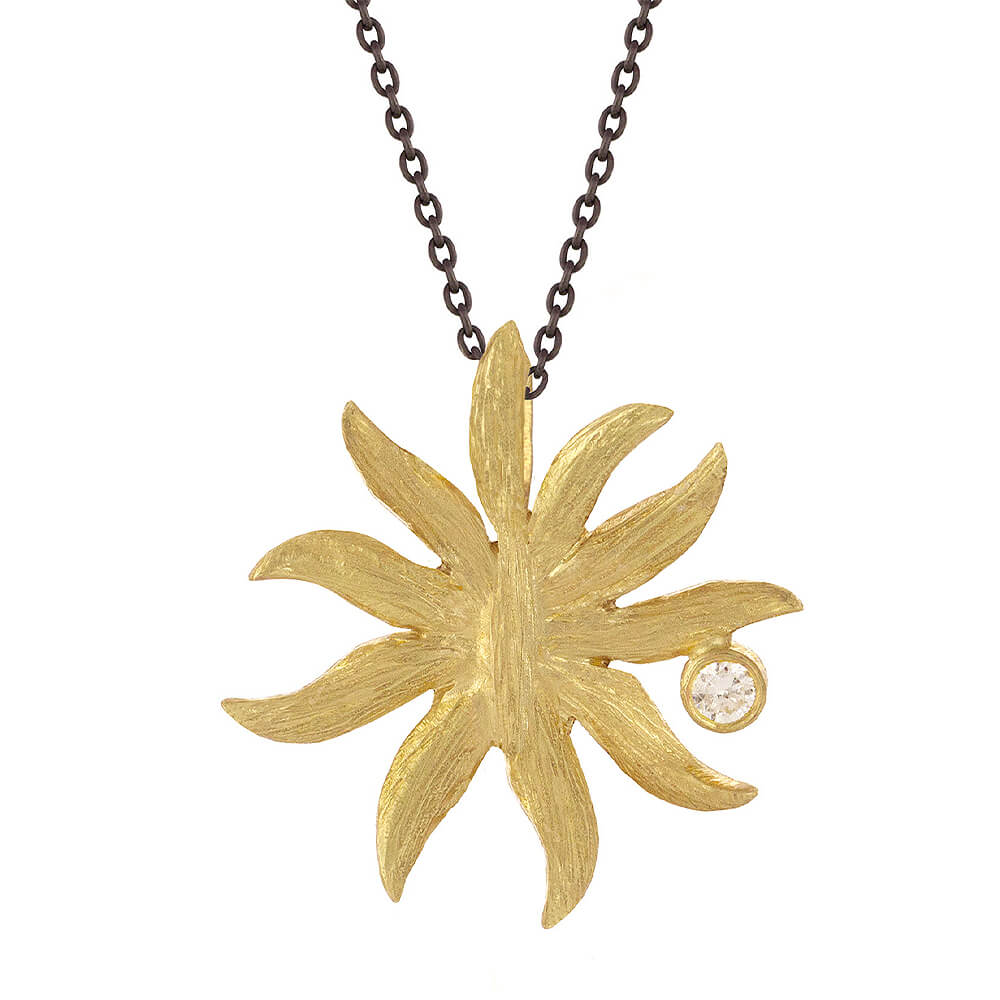 laurie-kaiser_LK5441_white-brilliant-diamonds-pendant-in-yellow-gold-blackened-silver