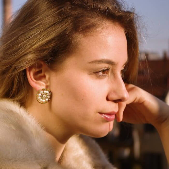 ziio-jewels_coral-classic-earrings_model