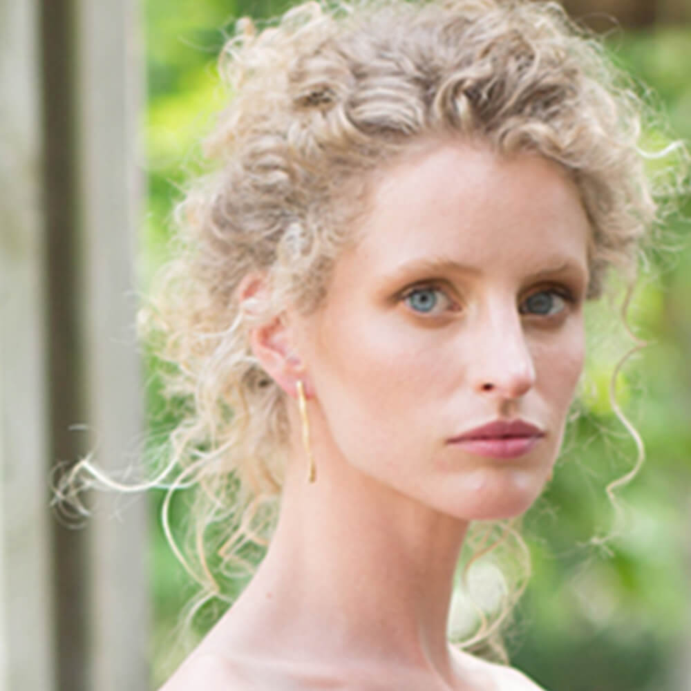 anouk-jewelry_AJER002_flowing-sand-earrings_model