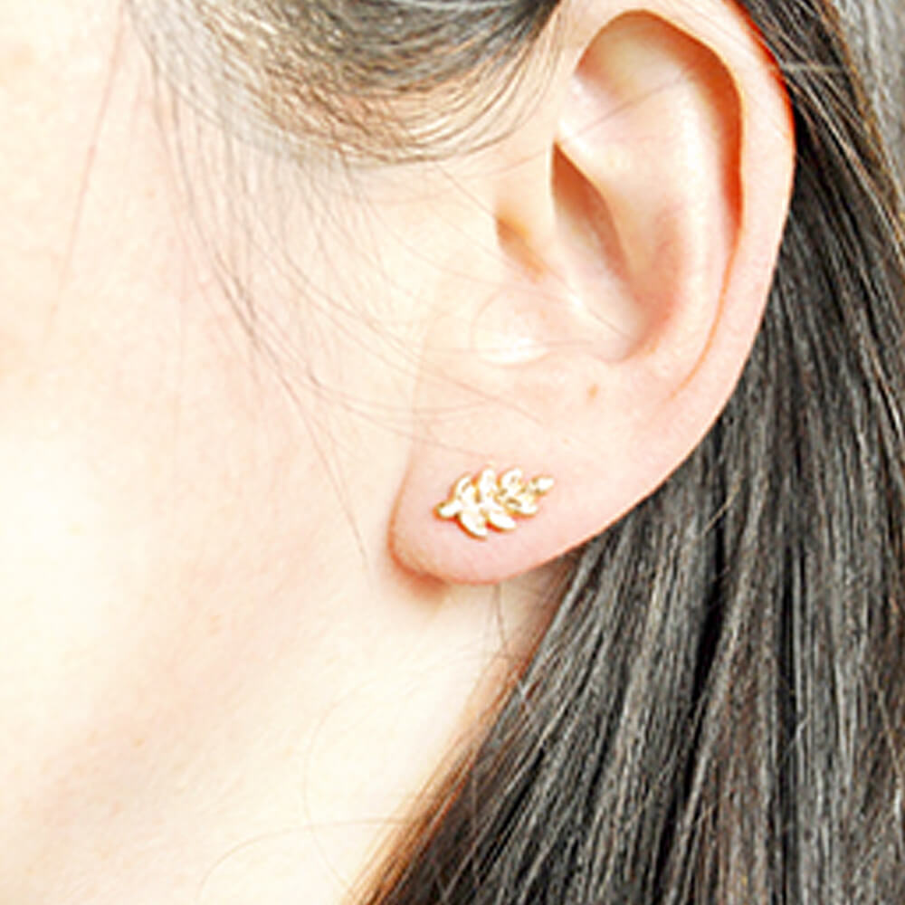 anouk-jewelry_AJER006_gold-leaf-studs_model