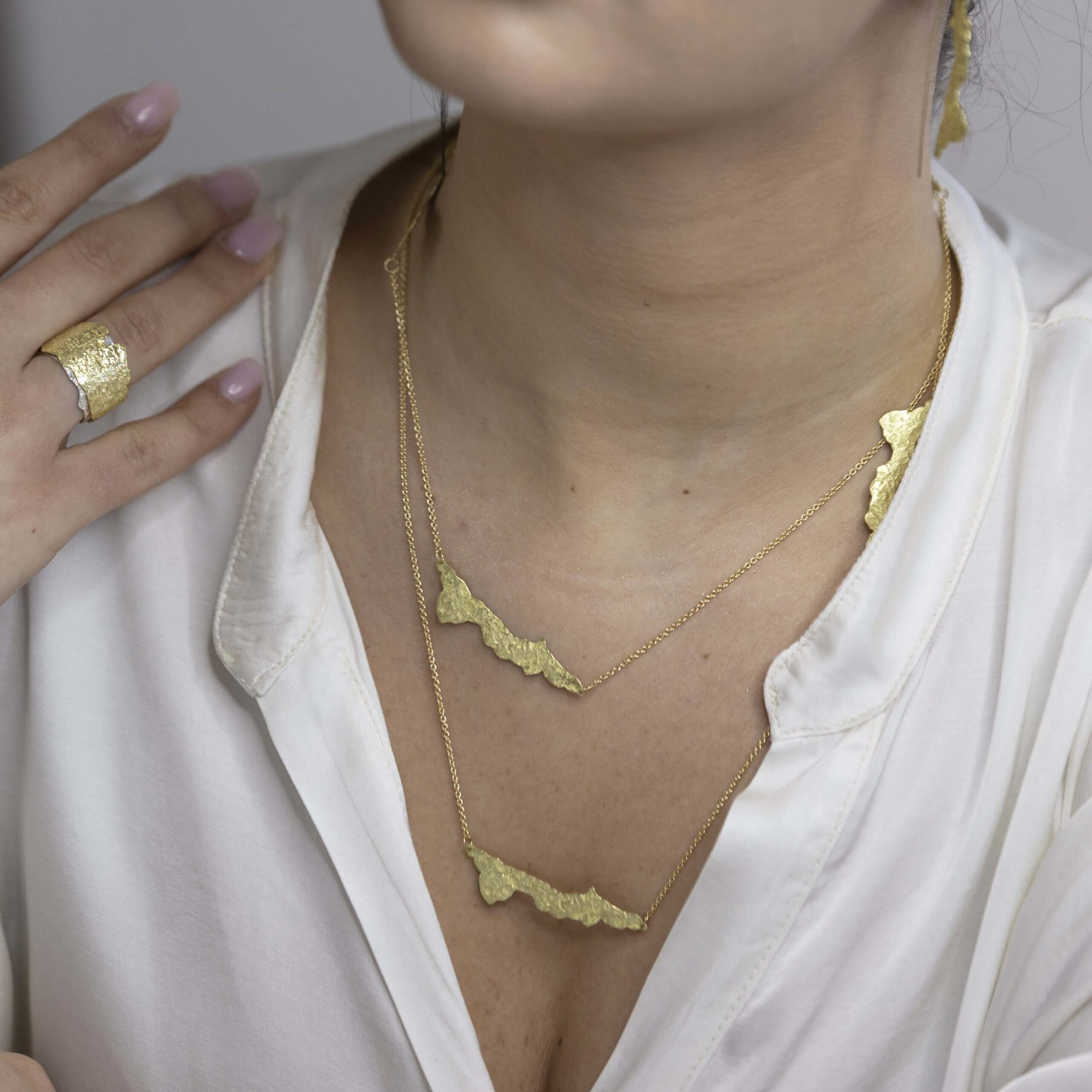 emanuela-duca_ED171N_good-vibes-textured-gold-necklace_model