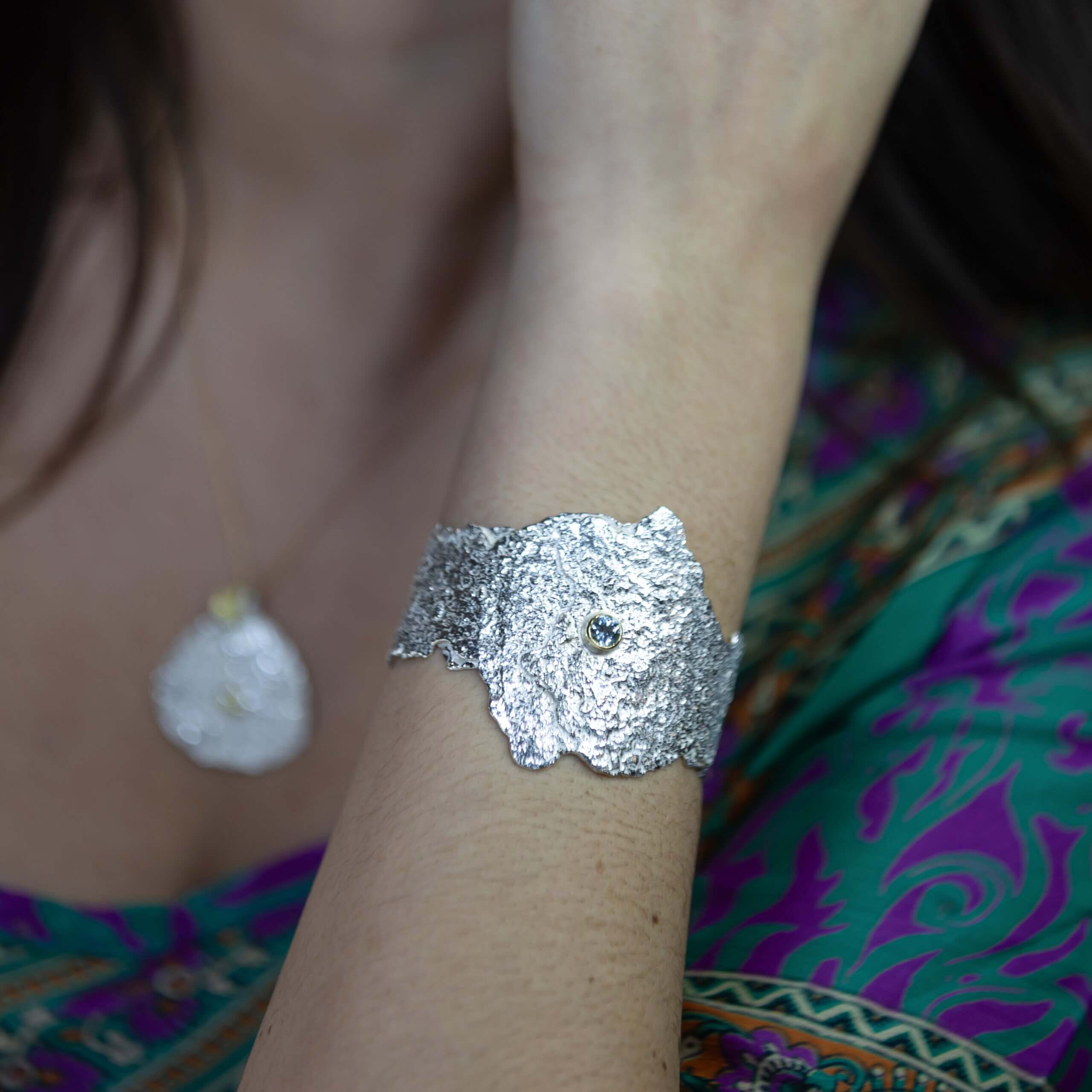 emanuela-duca_ED219B_magia-silver-aqua-cuff_model