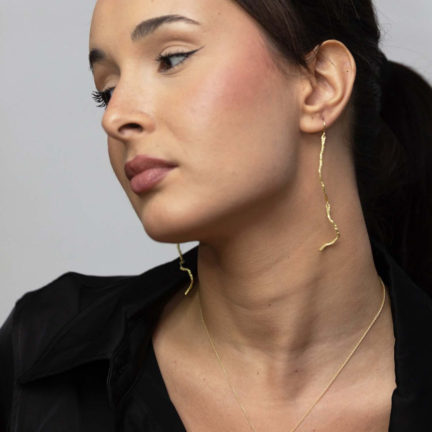 emanuela-duca_ED228E_isabella-long-thin-earrings_model