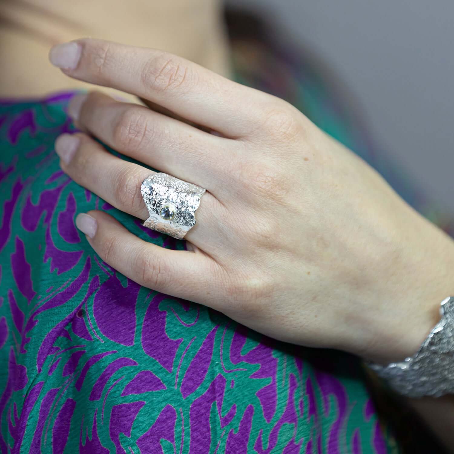 emanuela-duca_ED258R_magia-silver-aqua-ring_model
