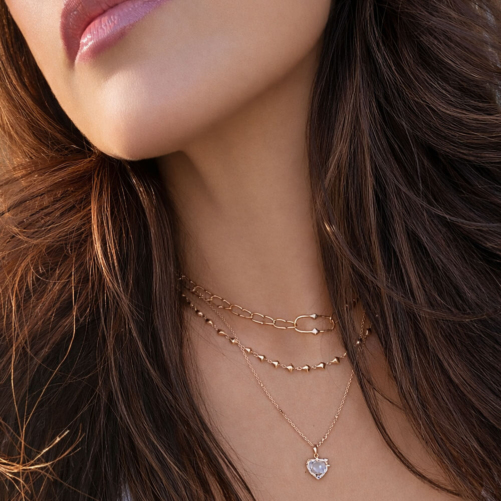 reign-los-angeles_RLA-VIGN-0001_virasat-white-topaz-heart-necklace_model