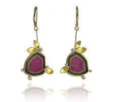 Client had a watermelon Tourmaline necklace and wanted to create complimentary earrings. Liaung Chung Yen created this earring design for us in 18K gold w/diamonds.